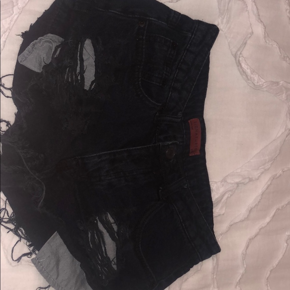 black signature 8 shorts